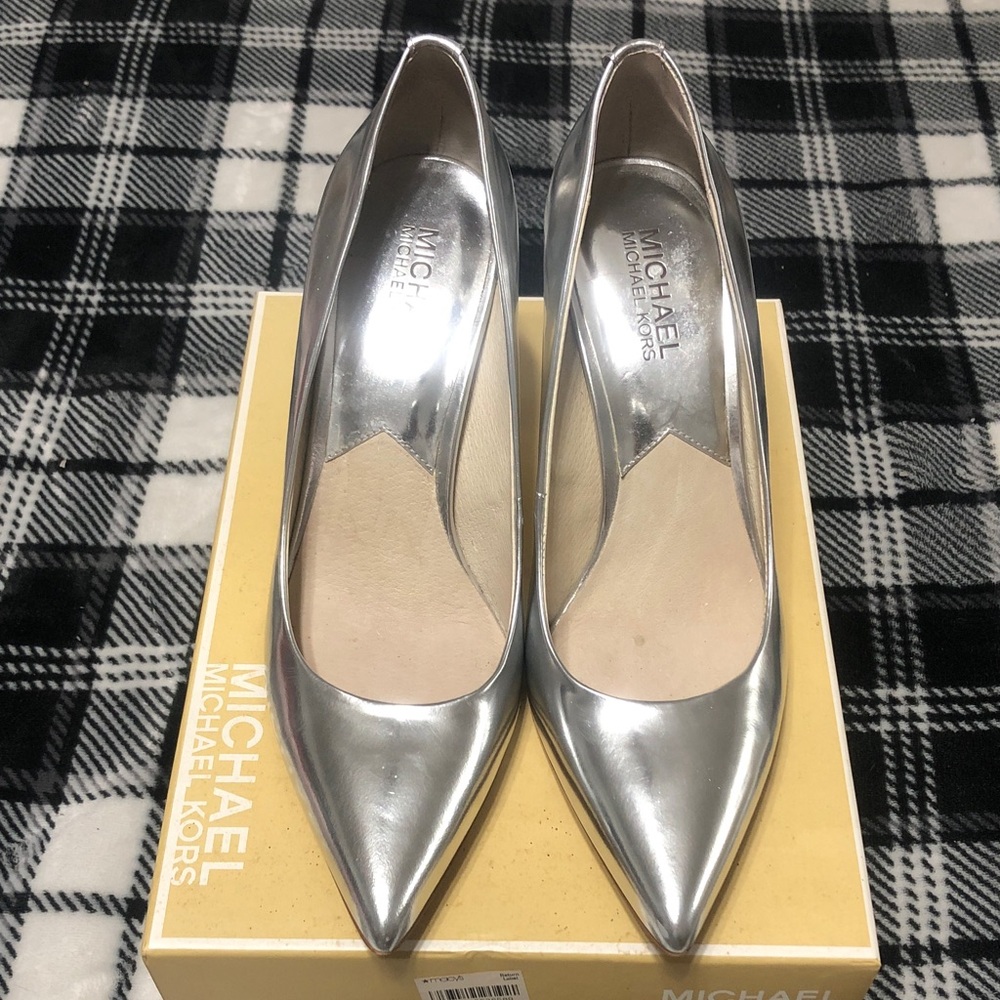 MICHAEL Michael Kors Metallic Silver Pointed Toe Pumps 8M